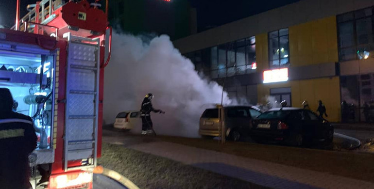 Вночі біля ITV згорів елітний «Mercedes», пошкоджено ще два автомобілі