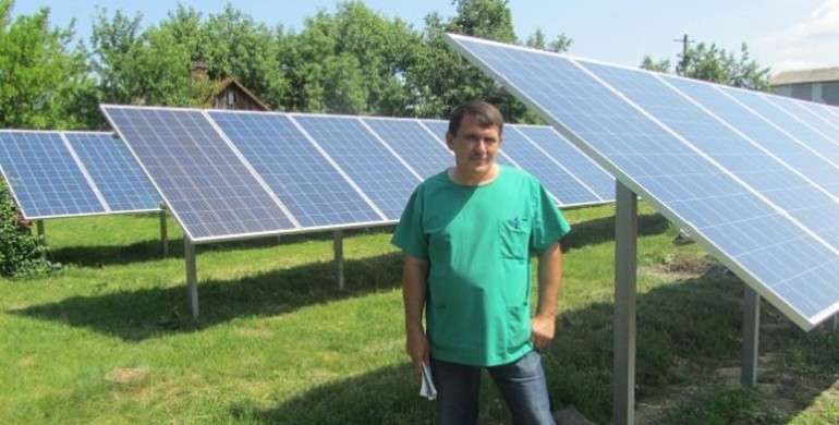 Фельшер з Рівненщини на городі побудував сонячну станцію