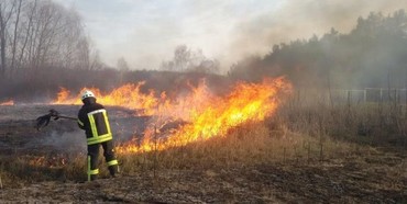Рівненські рятувальники застерігають громадян не спалювати суху траву та рослинні залишки