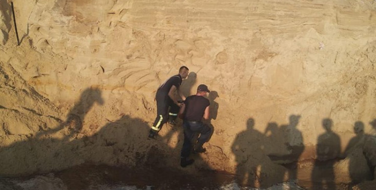 У Сарнах через зсув піску загинула дитина (ФОТО)