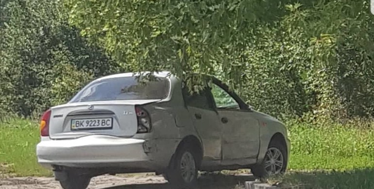 На Рівненщині водій розгромив зупинку і втік з місця ДТП