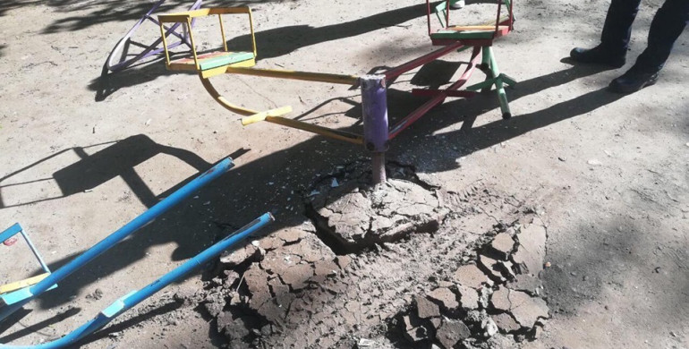 У Рівному нетверезий водій зруйнував дитячий майданчик (ФОТО)