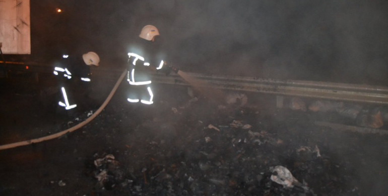 На Рівненщині горіла вантажівка з деревним вугіллям (ФОТО)