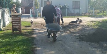 У Клевані на Рівненщині мешканці власноруч ремонтують дорогу 