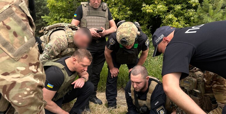 У Рівному чоловік погрожував зброєю та стріляв з вікна У Рівному чоловік погрожував зброєю та стріляв з вікна