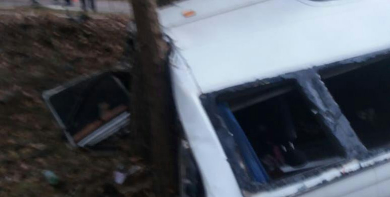 На Рівненщині рейсовий автобус злетів у кювет: постраждало семеро пасажирів (ФОТО)