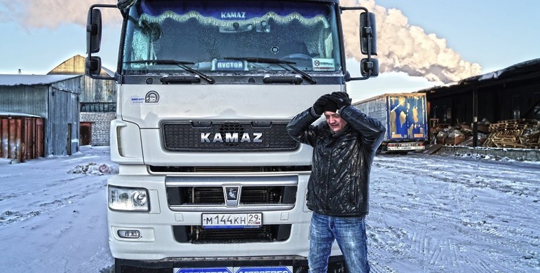 Хлопчик з Рівненщини вчепився за КАМАЗ, щоб підїхати, але потрапив під колеса