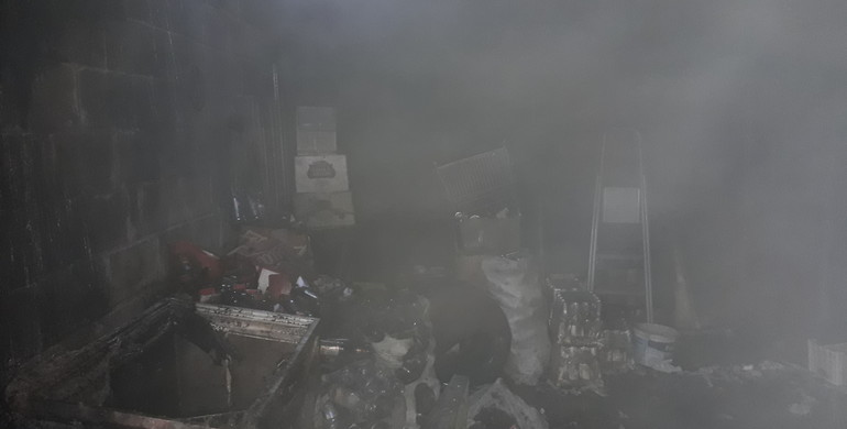На Рівненщині місцеві власною мотопомпою гасили пожежу в магазині 