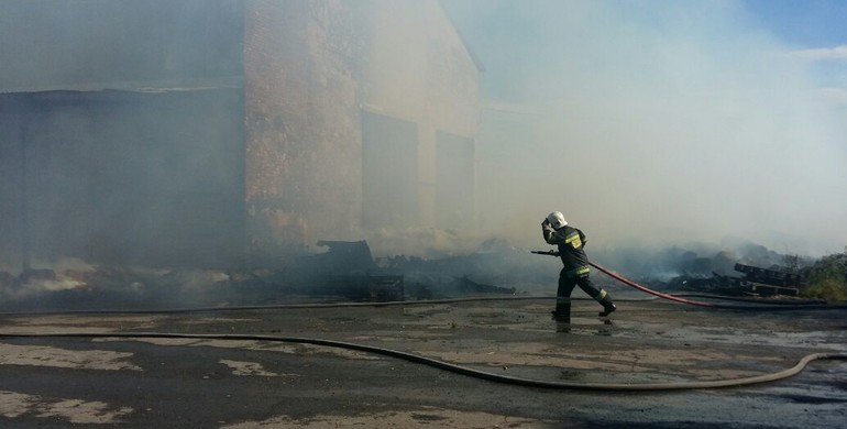 На Рівненщині пожежники гасили солому 4 години
