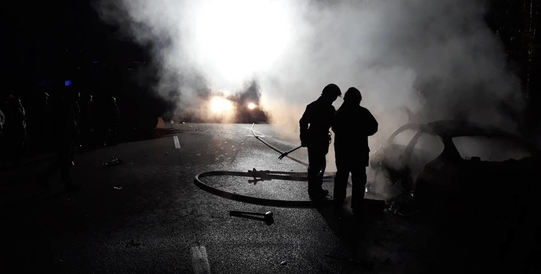 Потрійне смертельне ДТП на Рівненщині: рятувальники боролися з палаючим автомобілем (ФОТО)