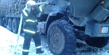 На автотрасі Рівне-Сарни вогнеборці врятували від знищення вогнем вантажний автомобіль
