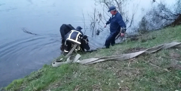 Рятувальники Рівненщини витягували корову з річки