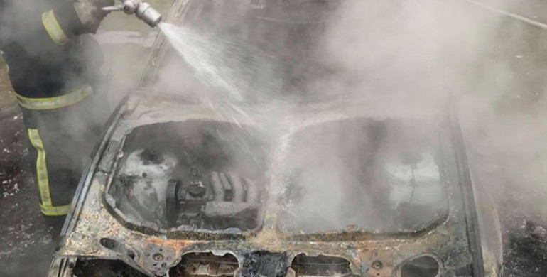 На Кореччині трапилася пожежа у авто: стався вибух балону (ФОТО)