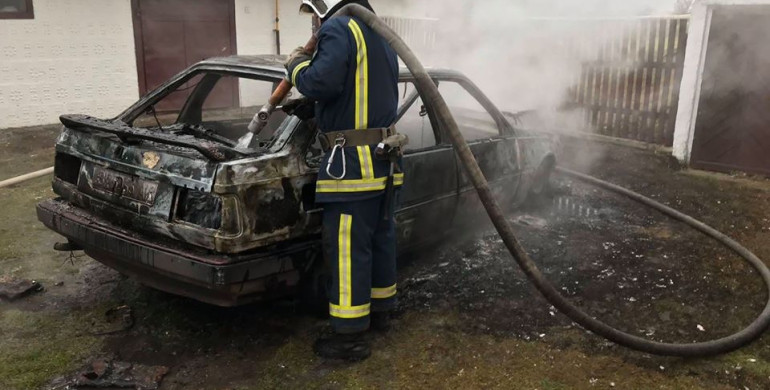 На Кореччині трапилася пожежа у авто: стався вибух балону (ФОТО)
