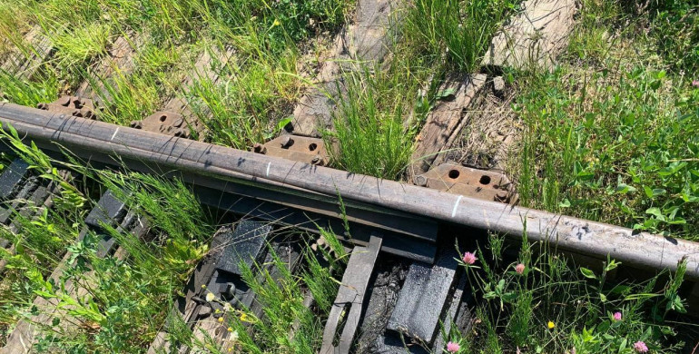 На Рівненщині копи зловили чоловіка, який розбирав залізничні колії