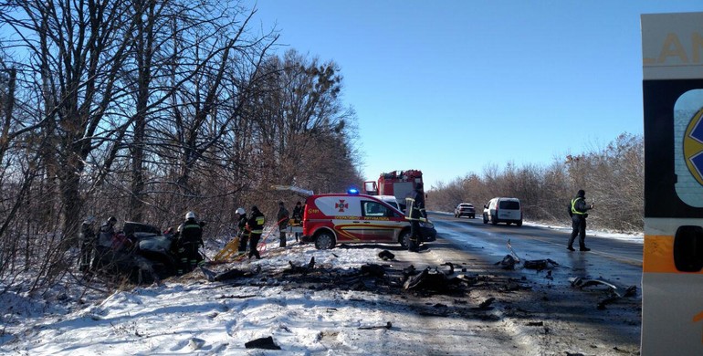 Страшна ДТП на Рівненщині: Тіла загиблих з автівки діставали рятувальники