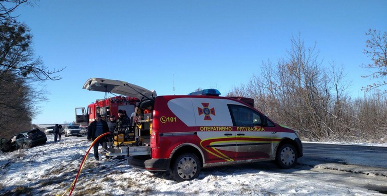 Страшна ДТП на Рівненщині: Тіла загиблих з автівки діставали рятувальники