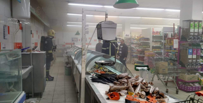 В одному з супермаркетів Рівного працюють пожежники 
