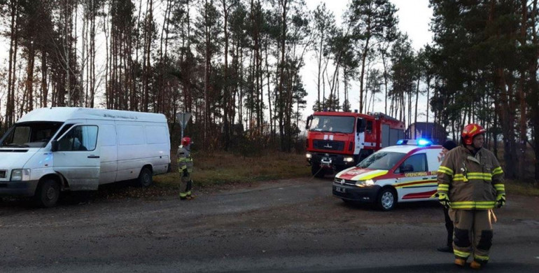 На Сарненщині посеред траси перекинувся бус (ФОТО)