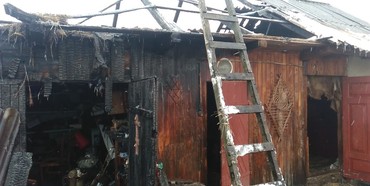 На Рівненщині згоріла дерев'яна будівля