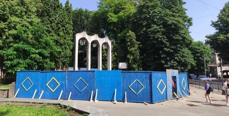 В парку Шевченка почали реставрувати вхідну арку (ФОТО)
