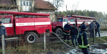 Десятеро рятувальників гасили пожежу на Дубенщинні (ФОТО)