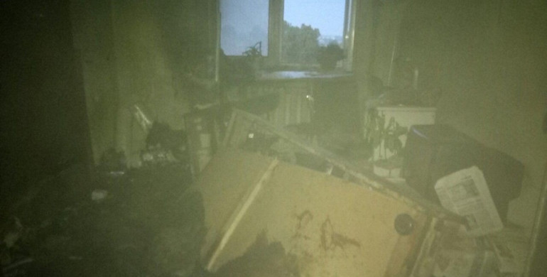 На Дубенщині сталася пожежа у квартирі: рятувальники врятували два життя