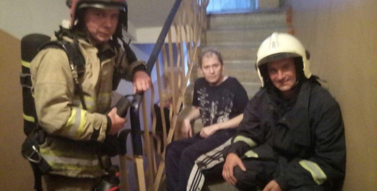 На Дубенщині сталася пожежа у квартирі: рятувальники врятували два життя