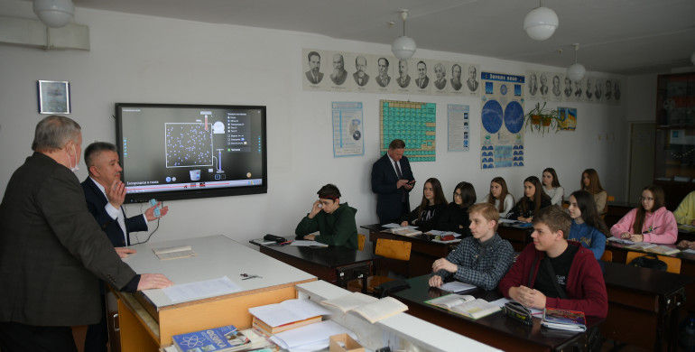 Школярам Рівненщини оновили обладнання у кабінетах фізики, хімії, біології, математики та географії