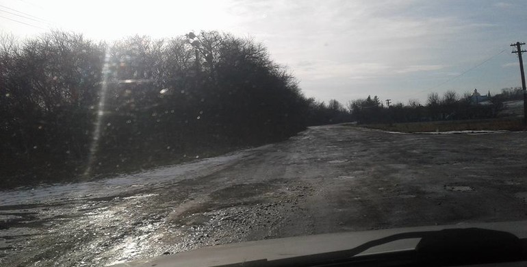 На Рівненщині обурені жахливим станом дороги до села поблизу Рівного [Фото + Відео]