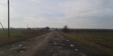 На Рівненщині обурені жахливим станом дороги до села поблизу Рівного [Фото + Відео]
