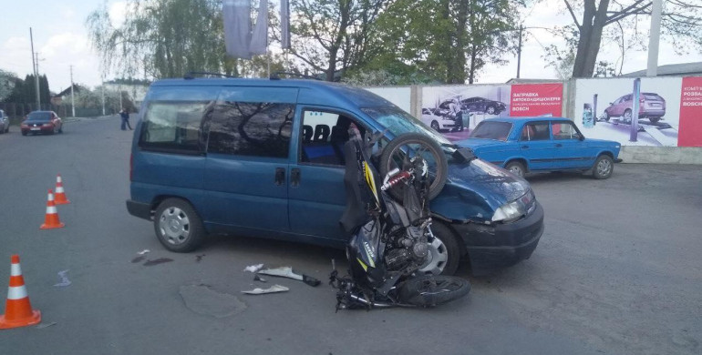 У ДТП на Рокитнівщині серйозно постраждав мотоцикліст 