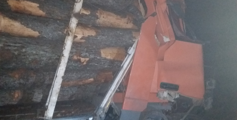 У Березнівському районі зіткнулось два лісовози: одного водія затисло