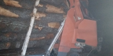 У Березнівському районі зіткнулось два лісовози: одного водія затисло