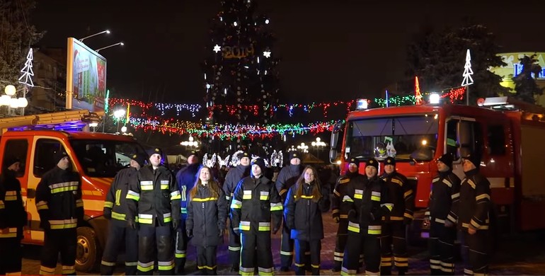 Щедрик з мигалками: Рівненські рятувальники  креативно привітали з Різдвом (ВІДЕО)