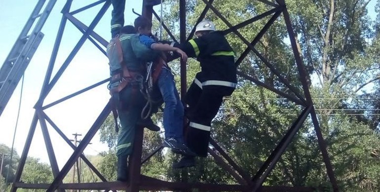 На Рівненщині рятувальники зняли підлітка з високовольтної опори [+ФОТО]