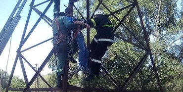 На Рівненщині рятувальники зняли підлітка з високовольтної опори [+ФОТО]