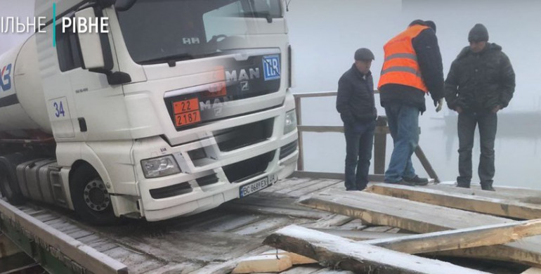 На Рівненщині вантажівка з пальним мало не провалилася у річку (ФОТО)