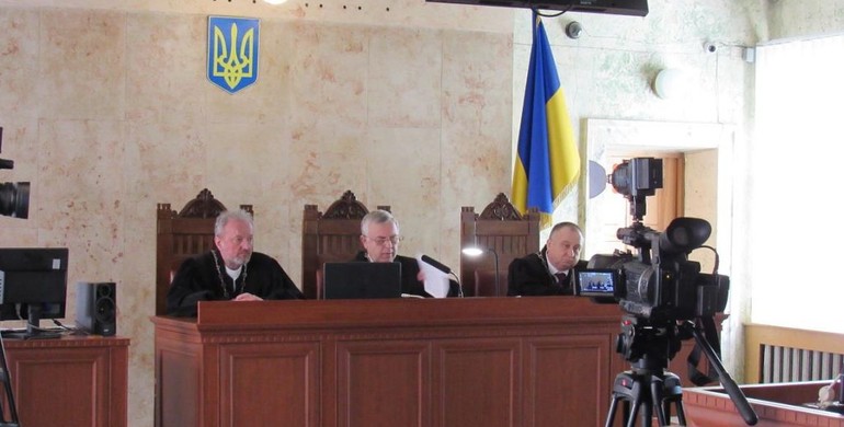 Псевдолікарі з Рівненщини, що "втюхували панацею", ховали обличчя та хотіли оскаржити рішення суду