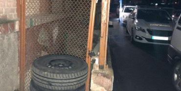 Вкрав шини у гаражі та віз на таксі: поліція затримала злодія
