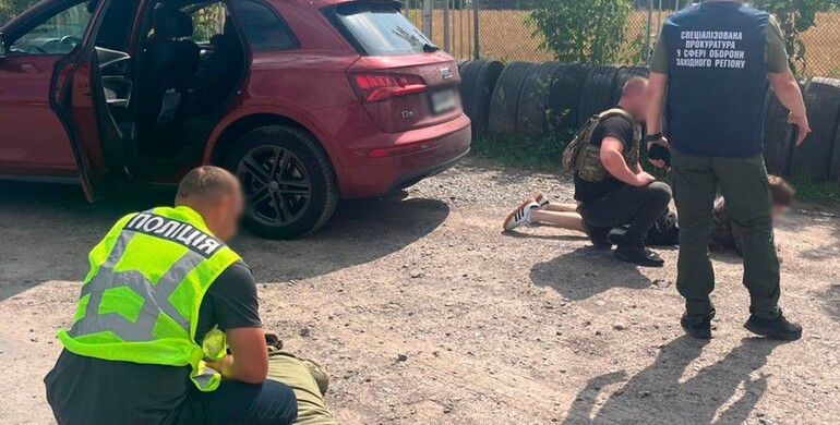 На Рівненщині затримали зловмисників на спробі підкупу військовослужбовця На Рівненщині затримали зловмисників на спробі підкупу військовослужбовця