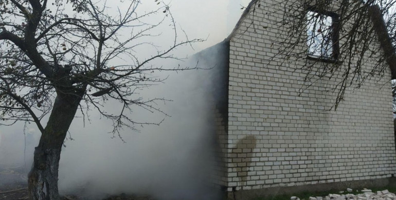 На Рівненщині 16 пожежників гасили пожежу у будинку (ФОТО)