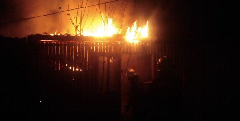 У Рівному вночі горів будинок (ФОТО)