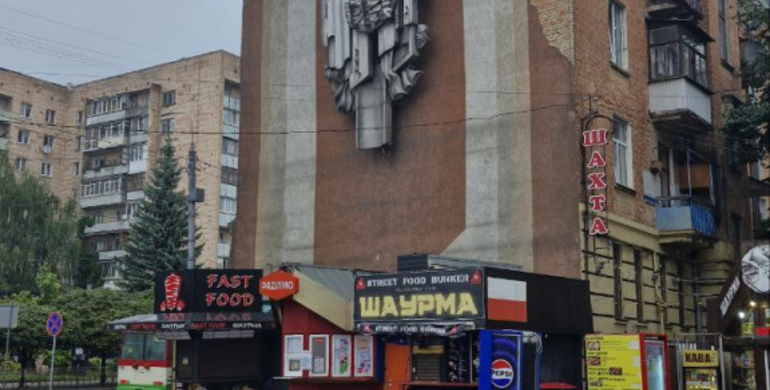 Рівненська ТГ звернулася до жителів міста із проханням підтримати петицію про демонтаж МАФів біля ЦУМу