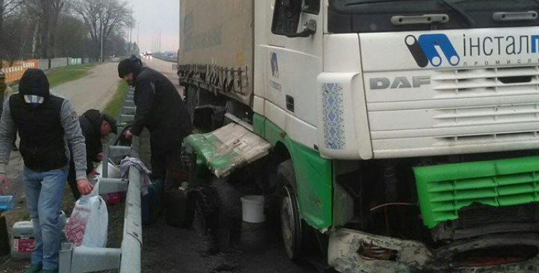 На Рівненщині водій вантажівки пошкодив бак, пальне залило дорогу (ФОТО) 