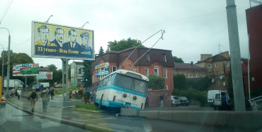 У Рівному з дороги на Соборній злетів тролейбус (ФОТО)