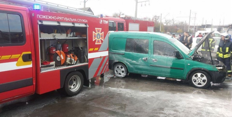У Рівному на Дикого рятувальники гасили пожежу у авто (ФОТО)