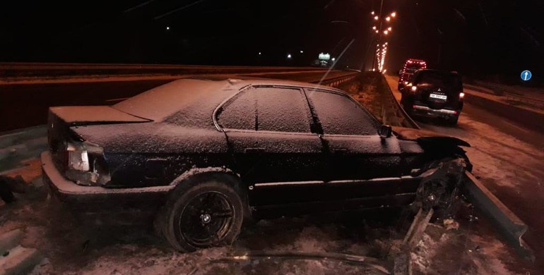 Рятувальники Рівненщини діставали автівку, яка влетіла у відбійник (ФОТО) (ВІДЕО) 