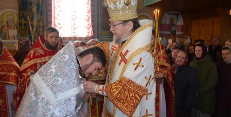 У Рівному проросійський піп залишав закладки зі зброєю (ФОТО) У Рівному проросійський піп залишав закладки зі зброєю (ФОТО)