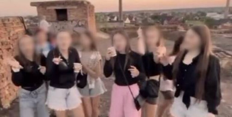 У Костополі компанія підлітків побила дівчину У Костополі компанія підлітків побила дівчину